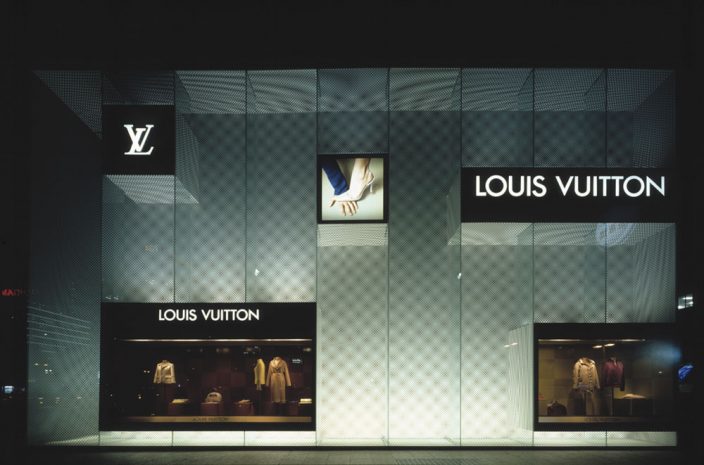 Louis Vuitton’s checkered pattern on the inner wall produce a moiré effect. | Retail facade ...