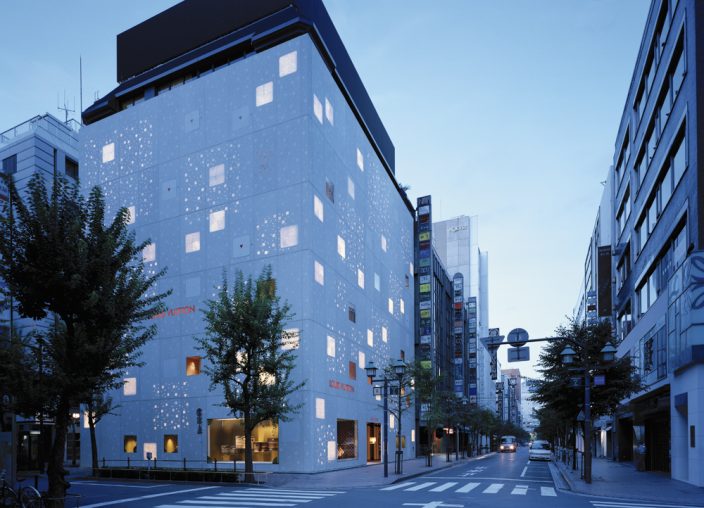Jun Aoki wraps Louis Vuitton Ginza Namiki store in pearlescent