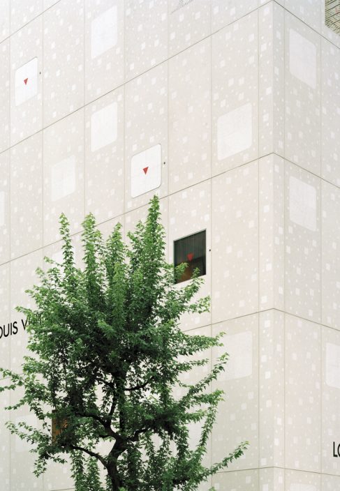 Jun Aoki's New Facade for Louis Vuitton Ginza is Like a Shimmering Pillar  of Water