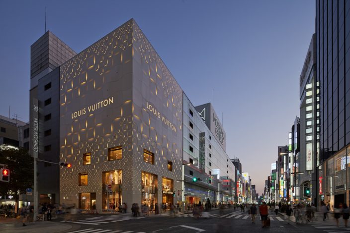 Jun Aoki's New Facade for Louis Vuitton Ginza is Like a Shimmering Pillar  of Water